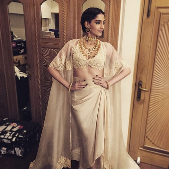 3Sonam-Kapoor-Filmfare-Awards-3